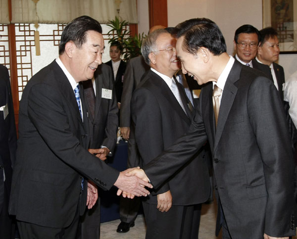 이명박 대통령이 18일 청와대에서 열린 '투자활성화 및 일자리창출을 위한 제2차 민관합동회의'에 참석해 이수영 경총회장 등 참석자들과 악수를 하고 있다.