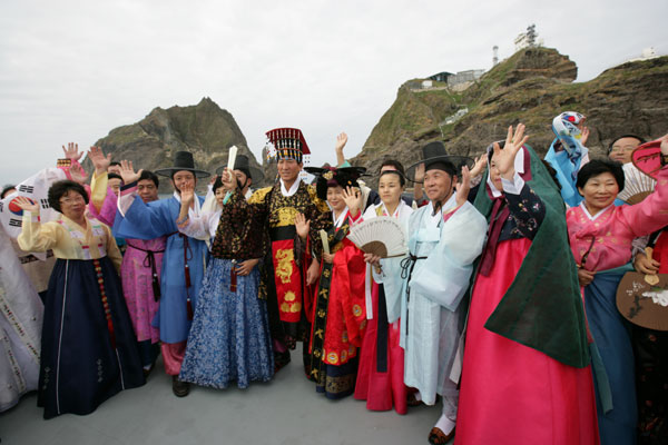 중소기업인 33명이 개최한 ‘독도 지킴이 한복패션쇼’ 참가자들이 분위기를 만끽하고 있다.