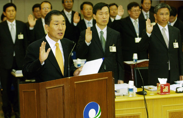 국회 행정안전위원회 인천시 국정감사가 열린 시청 대회의실에서 안상수 인천시장과 간부들이 감사에 성실한 자세로 임할 것을 선서하고 있다.