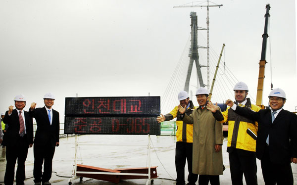 인천대교 주탑 상판위 완공 D-365 기념 전광판 앞에서 안상수 인천시장(오른쪽 3번째), AMEC 사미르 브리코 회장(우측 2번째) 및 임원진들이 완공 기원을 다짐하고 있다