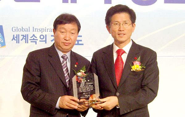 24일 경기도중소기업지원센터 1층 국제회의장에서 열린 2008 경기도생활체육 동호인의 밤 행사에서 우수회원단체상을 수상한 수원시생활체육협의회 김종기(사진 왼쪽) 회장이 김문수 지사와 기념촬영을 하고 있다.