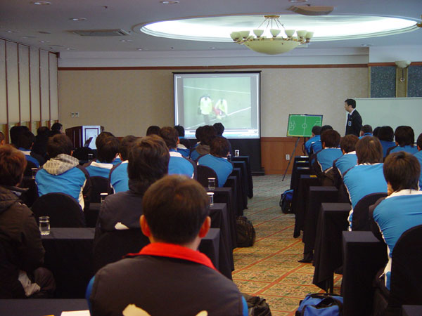 인천 유나이티드 선수단이 3일 인천월드컵경기장 문학컨벤션센터에서 권종철 강사가 진행하는 ‘심판 판정 가이드라인 교육’을 받고 있다. /사진제공=인천 유나이티드