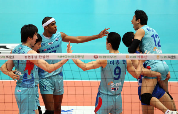 3일 인천 도원체육관에서 열린 프로배구 대한항공-상무의 경기에서 대한항공 선수들이 경기 도중 득점을 올리고 기뻐하고 있다./연합뉴스