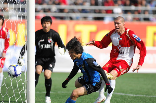 8일 인천월드컵경기장에서 열린 2009 K-리그 인천 유나이티드와 부산 아이파크의 경기에서 인천의 유병수가 헤딩 결승골을 뽑아내고 있다./사진제공=인천 유나이티드