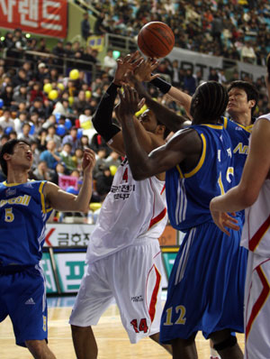 15일 인천 삼산체육관에서 열린 프로농구 인천 전자랜드와 서울 삼성의 경기에서 전자랜드 리틀(14번)이 상대 선수들에게 둘러싸여 힘겨운 공다툼을 벌이고 있다./연합뉴스