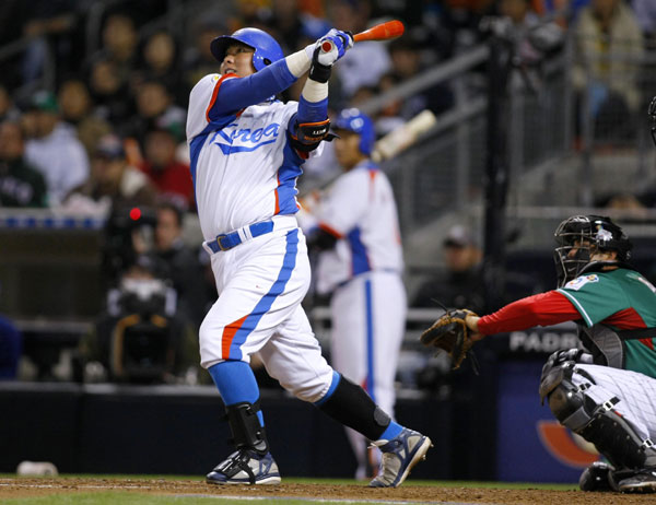 16일 미국 샌디에이고 펫코파크에서 열린 2009 월드베이스볼클래식 2라운드 한국과 멕시코의 경기에서 한국의 김태균이 4회말 역전 솔로홈런을 친 뒤 날아가는 공을 바라보고 있다./연합뉴스