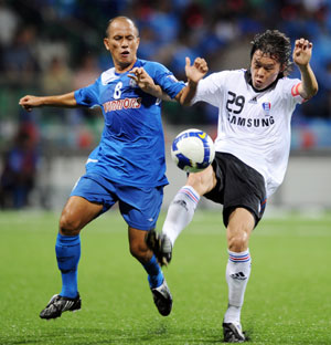 18일 싱가포르 제란 베사르 스타디움에서 열린 아시아축구연맹(AFC) 챔피언스리그 G조 2차전 수원 블루윙즈와 싱가포르 아미포스FC와의 경기에서 수원의 곽희주(오른쪽)가 아미포스의 차이만과 볼을 다투고 있다./연합뉴스