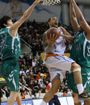 19일 안양실내체육관에서 벌어진 프로농구 안양 KT&G와 원주 동부의 경기에서 KT&G 챈들러(가운데)가 원주 김주성(왼쪽), 크리스의 수비를 앞에 두고 슛을 날리고 있다./연합뉴스