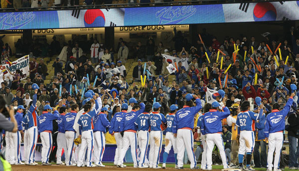 22일 미국 캘리포니아주 로스앤젤러스 다저스타디움에서 열린 제2회 월드베이스볼클래식 준결승에서 베네수엘라에 10-2로 대승을 거두고 결승진출을 확정한 한국대표팀 코치진과 선수들이 응원단에게 인사를 하고 있다./연합뉴스