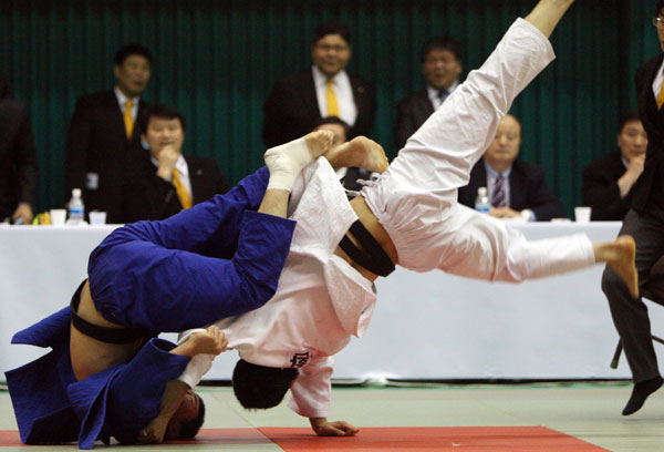 23일 대전 도솔다목적체육관에서 벌어진 2009년도 국가대표 2차 선발전을 겸한 제35회 회장기 전국유도대회 남자 73㎏급 준결승전에서 왕기춘(파란색 도복)이 구환(하이원유도)을 상대로 배대뒤치기 기술을 구사하고 있다./연합뉴스