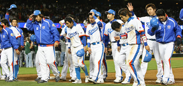 24일 미국 로스앤젤레스 다저스타디움에서 열린 2009 월드베이스볼클래식 한국과 일본의 결승 경기에서 연장접전 끝에 3-5로 패한 한국선수들이 응원 온 교민들과 팬들을 향해 인사하고 있다./연합뉴스