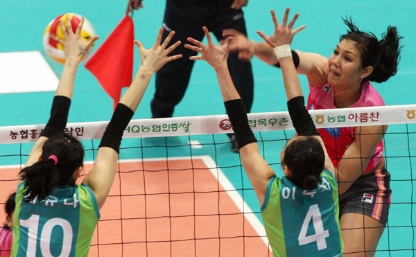 6일 인천 도원체육관에서 열린 여자 프로배구 챔피언결정전 GS칼텍스와 흥국생명의 경기에서 GS칼텍스 배유나(왼쪽)와 이숙자가 흥국생명 카리나의 공격을 차단하고 있다./연합뉴스