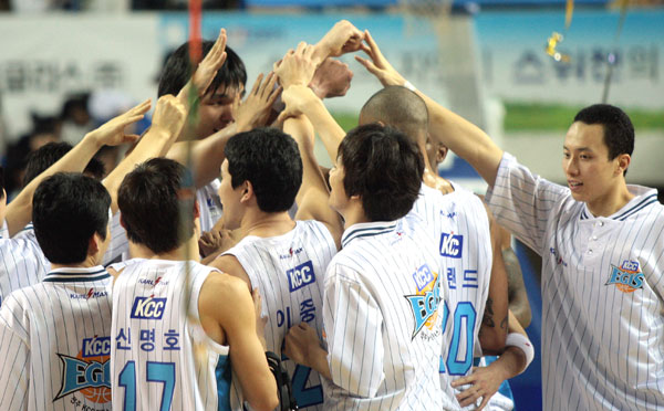 19일 전주실내체육관에서 벌어진 프로농구 챔피언전에서 KCC 하승진을 비롯한 선수들이 삼성에 승리한 뒤 하이파이브하고 있다. /연합뉴스