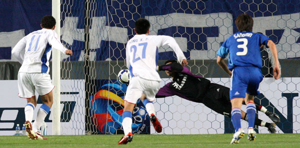 지난 22일 수원월드컵경기장에서 열린 2009 아시아축구연맹(AFC) 챔피언스리그 조별리그 G조 4차전 수원 블루윙즈와 상하이 선화 경기에서 수원 골키퍼 박호진이 상하이 바르코스(왼쪽)의 페널티킥을 막아내고 있다./연합뉴스