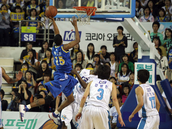 29일 전주실내체육관에서 열린 프로농구 챔프전 6차전 전주 KCC와 서울 삼성의 경기에서 삼성 헤인즈가 KCC 미첼을 앞에 두고 레이업슛을 하고 있다. /연합뉴스