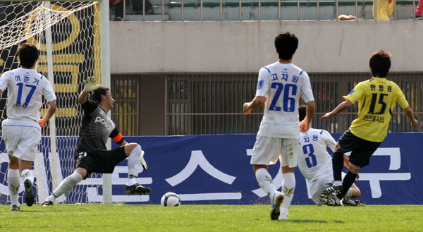 5일 성남종합운동장에서 벌어진 프로축구 2009 피스컵 코리아 4라운드 성남 일화와 전남 드래곤즈의 경기에서 성남 한동원(오른쪽)이 후반 팀의 네번째 골을 성공시키고 있다. /연합뉴스