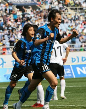 우성용이 지난 5일 인천월드컵경기장에서 열린 피스컵코리아 2009 강원FC와의 홈경기에서 개인통산 116호 골을 성공한 뒤 기뻐하고 있다./제공=인천UTD