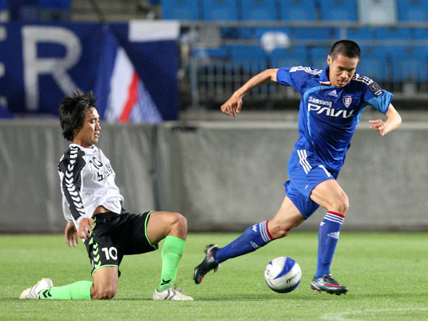 13일 수원월드컵경기장에서 열린 2009 하나은행 FA컵 수원 블루윙즈와 노원 험멜의 경기에서 수원 공격수 배기종(오른쪽)이 삭발 투혼을 펼치고 있다./연합뉴스