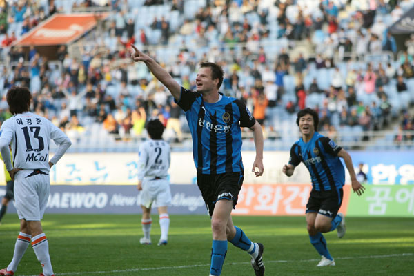 17일 인천월드컵경기장에서 열린 2009 K-리그 10라운드 인천 유나이티드와 성남 일화의 경기에서 후반 26분 인천의 챠디가 헤딩 결승골을 터트린 뒤 손을 들어 관중들의 환호에 답하고 있다./제공=인천 유나이티드