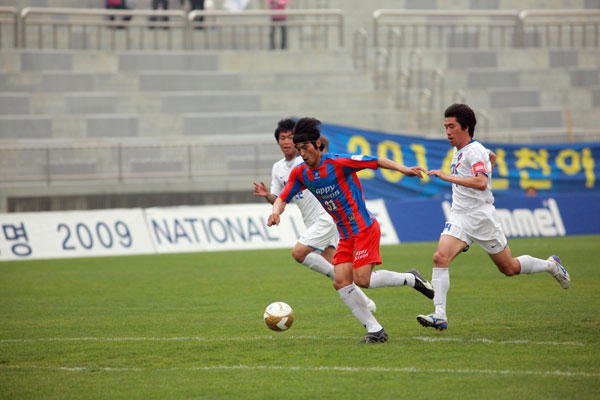 20일 인천월드컵경기장 보조구장에서 열린 교보생명 2009 내셔널리그 전기리그 8라운드 수원시청과 인천코레일의 경기에서 전반 4분 결승골을 터뜨린 김한원이 상대 수비벽을 돌파하며 슈팅을 시도하고 있다./사진제공=수원시청축구단