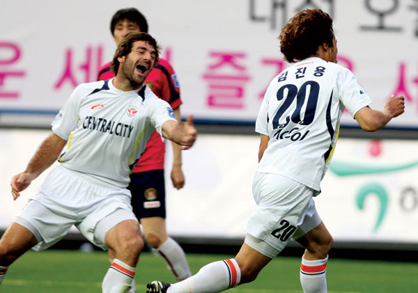 27일 대전월드컵경기장에서 벌어진 피스컵 코리아 2009 성남과 대전 경기에서 성남 사샤가 첫골을 성공시킨 김진용을 축하하고 있다. /연합뉴스