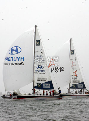3일 화성시 전곡항에서 열린 월드 매치 레이싱 투어 2009 코리아 매치컵 세계요트대회 예선 첫 경기인 피터 길모어(호주) 팀과 매튜 리차드(프랑스) 팀의 경기에서 길모어 팀(5번 요트)이 앞서나가고 있다./조병석기자 cbs@