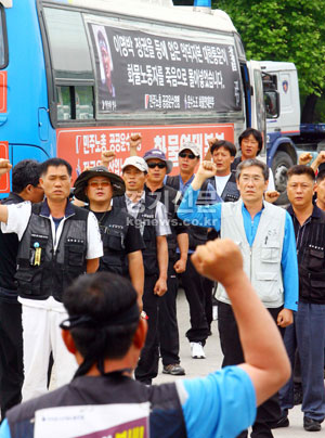 화물연대 총파업을 사흘 앞둔 8일 오후 의왕 내륙컨테이너기지에서 화물연대 서울경기지부 간부들이 파업 출정식을 갖고 투쟁결의를 다지고 있다./하태황기자 hth77@