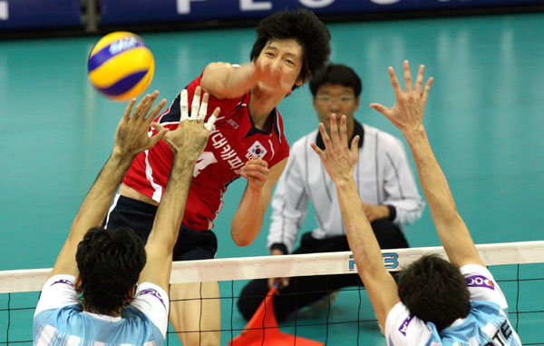 14일 수원실내체육관에서 벌어진 2009 월드리그 국제배구대회 한국과 아르헨티나의 경기 2차전에서 한국 문성민(뒤)이 아르헨티나 장신 블로킹을 앞에 두고 자신있게 스파이크를 날리고 있다. /연합뉴스