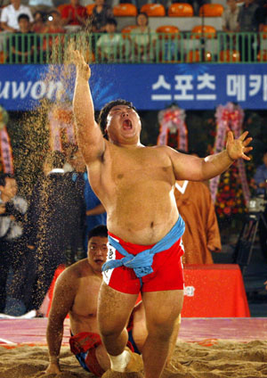 지난해 수원실내체육관에서 열린 추석 체급별 장사씨름대회에서 2년 연속 청룡장사에 오른 윤정수가 환호하고 있다.