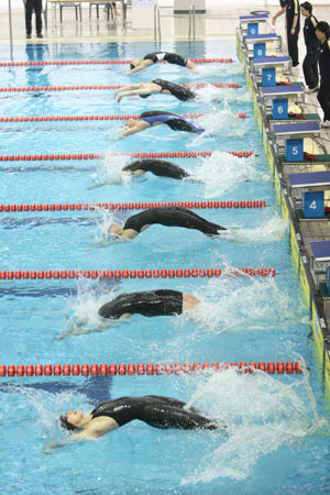 28일 전북 전주 완산수영장에서 열린 제28회 대통령배 전국수영대회 여자 일반부 배영 50m 경기에 출전한 선수들이 힘찬 스타트를 하고 있다./연합뉴스