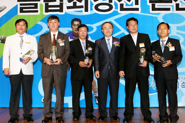 4일 수원 호텔캐슬에서 열린 2009 경기사랑 클럽최강전 개막식에서 안산, 부천, 수원, 양주, 안성 등 6개 시군협의회 관계자들이 공로패를 받은 뒤 기념촬영을 하고 있다./제공=경기도생활체육협의회