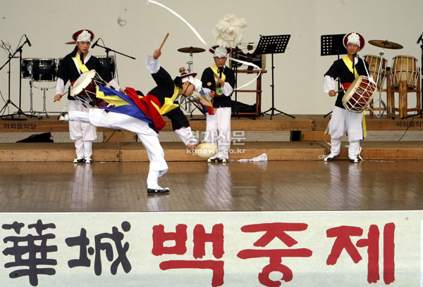  30일 수원 야외음악당에서 열린 제 14회 수원 화성 백중제 청소년 풍물축제에 참가한 서울국악교육연구소 꼬마악동 학생들이 풍물공연을 선보이고 있다.