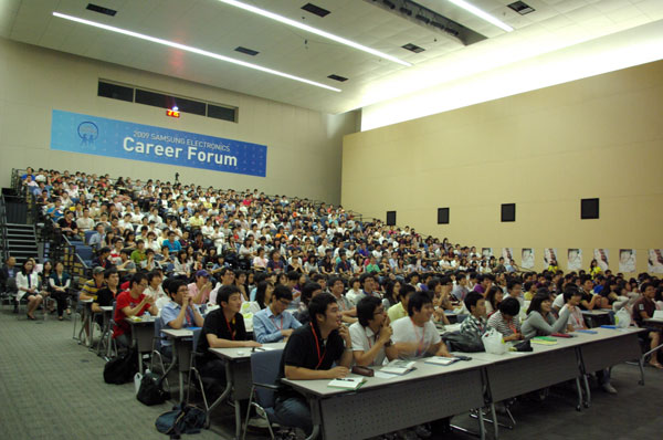 삼성전자 수원사업장에서 열린 제1회 삼성전자 전국 이공계 대학생 커리어포럼에서 참가한 이공계 대학생들이 취업 선배들의 경험담을 경청하고 있다. /사진=삼성전자 제공