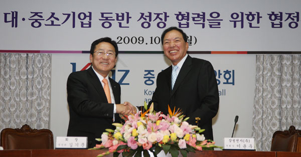 19일 서울 여의도 중소기업중앙회에서 열린 대·중소기업 동반성장을 위한 업무협정(MOU) 체결식에서 중소기업중앙회 김기문(왼쪽) 회장과 삼성전자 이윤우 부회장이 체결식을 마친 뒤 환하게 웃고 있다. /연합뉴스
