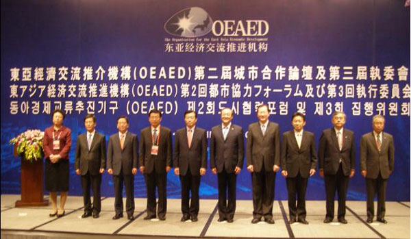 중국 청도에서 지난달 30일 개최된 동아시아 도시협력포럼에 참가한 인천시 홍종일 정무부시장(왼쪽 3번째)을 포함한 10개 도시 대표들이 기념촬영 하고 있다.