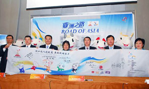 우애와 협력을 의미하는 광저우 아시안 게임 기념 배너를 들어 보이고 있는 광저우 및 인천 아시안 게임 대표단.(왼쪽 4번째 장뤼린 광저우 AG 인사부국장, 5번째 양홍석 인천AG 행사본부장)