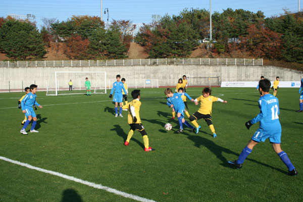2일 수원월드컵경기장 보조구장에서 열린 2009 경기도 수원컵 국제유소년(U-12)축구대회 B조 한국B팀과 카자흐스탄의 경기모습. /제공=경기도수원월드컵경기장관리재단