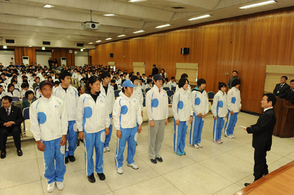 인천시교육청 권진수 교육감 권한대행이 전국체전에서 기대 이상의 성적을 올린 고등부 선수단에게 격려금을 수여하고 있다.