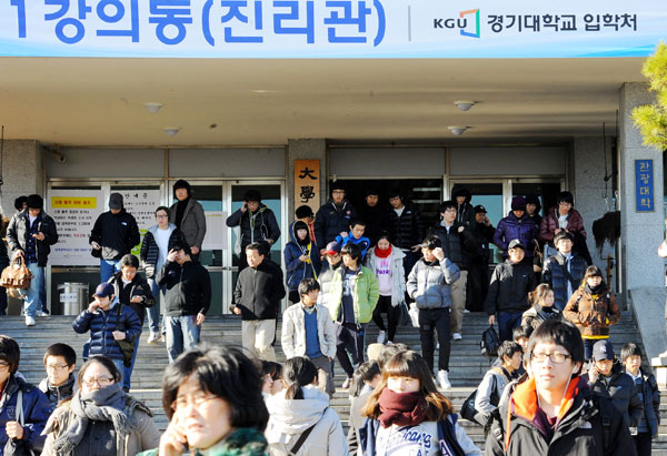  6일 경기대학교에서 열린 수시 2학기모집 적성검사에 응시한 수험생들이 시험을 마치고 고사장을 빠져나오고 있다.