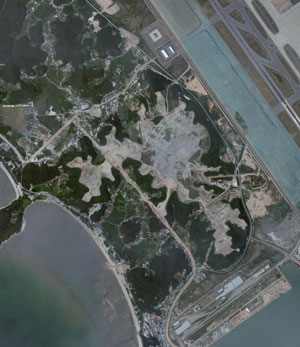 마사회의 제4경마장 후보지로 떠오르고 있는 인천시 중구 남북동 오성산 절토지를 하늘에서 내려다 본 모습.