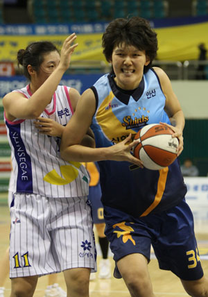 16일 오후 부천실내체육관에서 열린 여자프로농구 부천 신세계-안산 신한은행 경기에서 신한은행 하은주가 신세계 양지희의 수비를 제치고 골밑으로 파고들고 있다./연합뉴스