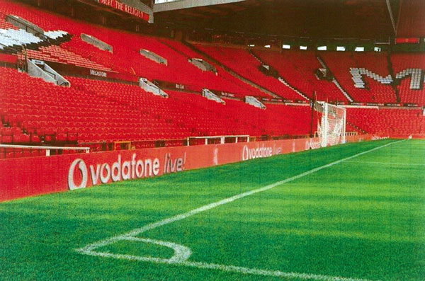 프로축구 수원 블루윙즈가 2010 시즌 홈구장인 수원월드컵경기장에 설치하는 최신형 LED 광고기. /제공=수원블루윙즈축구단