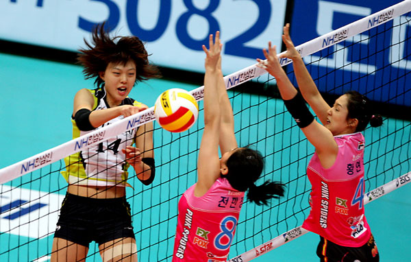 17일 인천 도원체육관에서 열린 여자프로배구 인천 흥국생명과 수원 현대건설의 경기에서 현대건설 양효진의 오른손 스파이크가 흥국생명 전민정의 손에 맞고 흥국생명 진영에 떨어지고 있다. /연합뉴스