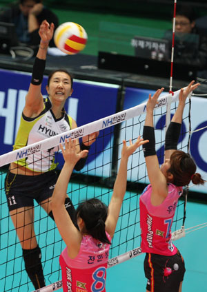 22일 인천 도원체육관에서 열린 여자 프로배구 흥국생명-현대건설 경기에서 현대건설 한유미가 흥국생명 전민정, 우주리의 블로킹을 뚫는 오른손 스파이크를 터뜨리고 있다. /연합뉴스