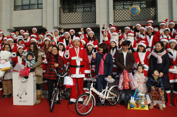 PPCWC아카데미 회원과 사회복지관계자 등이 안상수 인천시장과 함께 산타소망우체국 출정식을 갖고 소원성취 선물 전달을 위한 출발을 선언하고 있다.