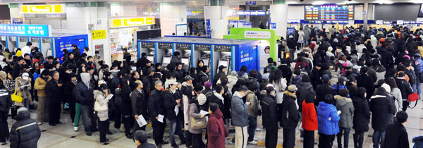  달러 약세, 한파로 인한 난방비 증가, 경기회복 기대감 등의 요인으로 유가가 상승세를 이어가고 있는 가운데 대중교통 이용자가 급증하고 있다. 2010년 설 연휴 승차권 예매가 시작된 13일 오전 수원역 대합실에 경부·충북·경북·대구·경전·동해남부선의 승차권을 예매하려는 시민들이 예년보다 많이 몰려 북새통을 이루고 있다. 14일에는 호남·전라·중앙·장항·태백·영동·경춘선 승차권을 예매할 수 있다./하태황기자