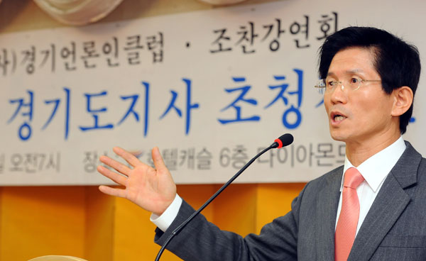  김문수 경기도지사가 14일 오전 수원 호텔캐슬에서 열린 경기언론인클럽에 참석해 ‘대한민국의 미래와 경기도’라는 제목으로 역대 대통령들의 리더쉽에 대한 평가와 대한민국과 경기도 발전에 대해 강연하고 있다. /하태황기자