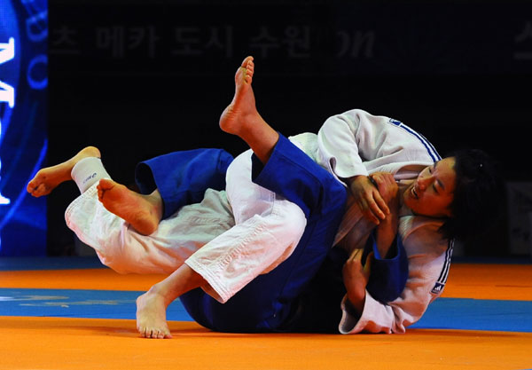 17일 수원실내체육관에서 열린 ‘세계 유도 왕중왕전’ 수원 월드마스터 2010 여자 70kg급 결승전에서 한국의 황예슬(흰색)이 일본의 구니하라 요리코의 기술을 되치기하고 있다. /조병석기자 cbs@