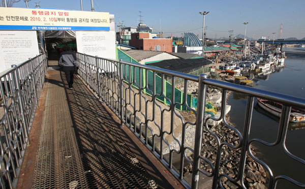 인천시 남동구 소래포구와 시흥시 월곶을 연결하는 소래철교가 오는 10일부터 잠정 폐쇄된다. 안전문제로 통행을 금지한다는 한국철도시설공단의 안내문이 게시된 소래철교를 주민들이 건너고 있다. /연합뉴스