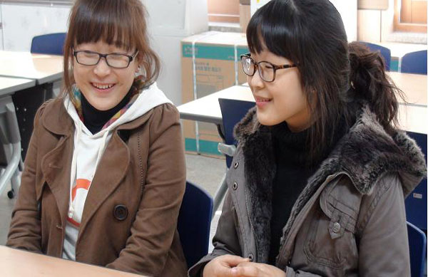 영동대 중등 및 초등특수교육과에 일반 및 특별전형 장학생으로 합격한 조유나 학생(왼쪽)이 도우미 학생의 도움을 받으며 수업을 하고 있다.